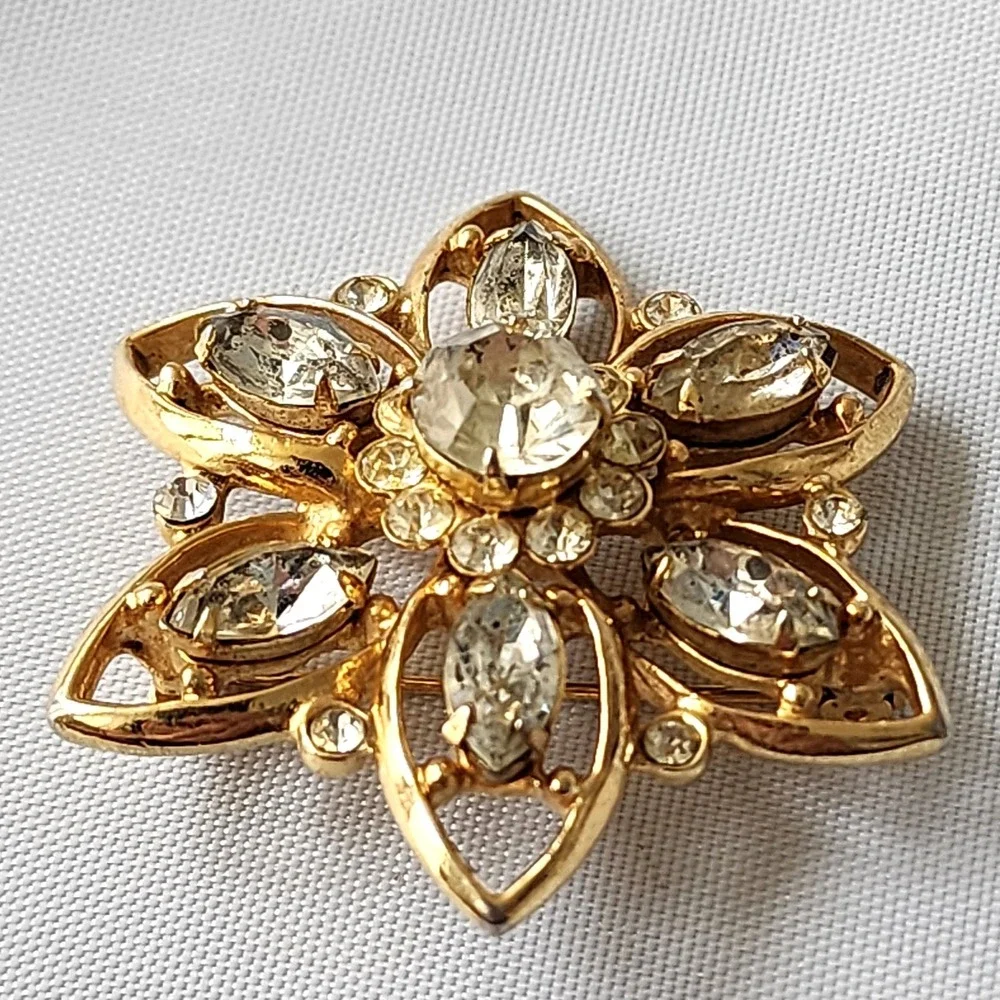 Kramer of New York Rhinestone Brooch‎ Flower Pin Gold Tone Vintage Collectible